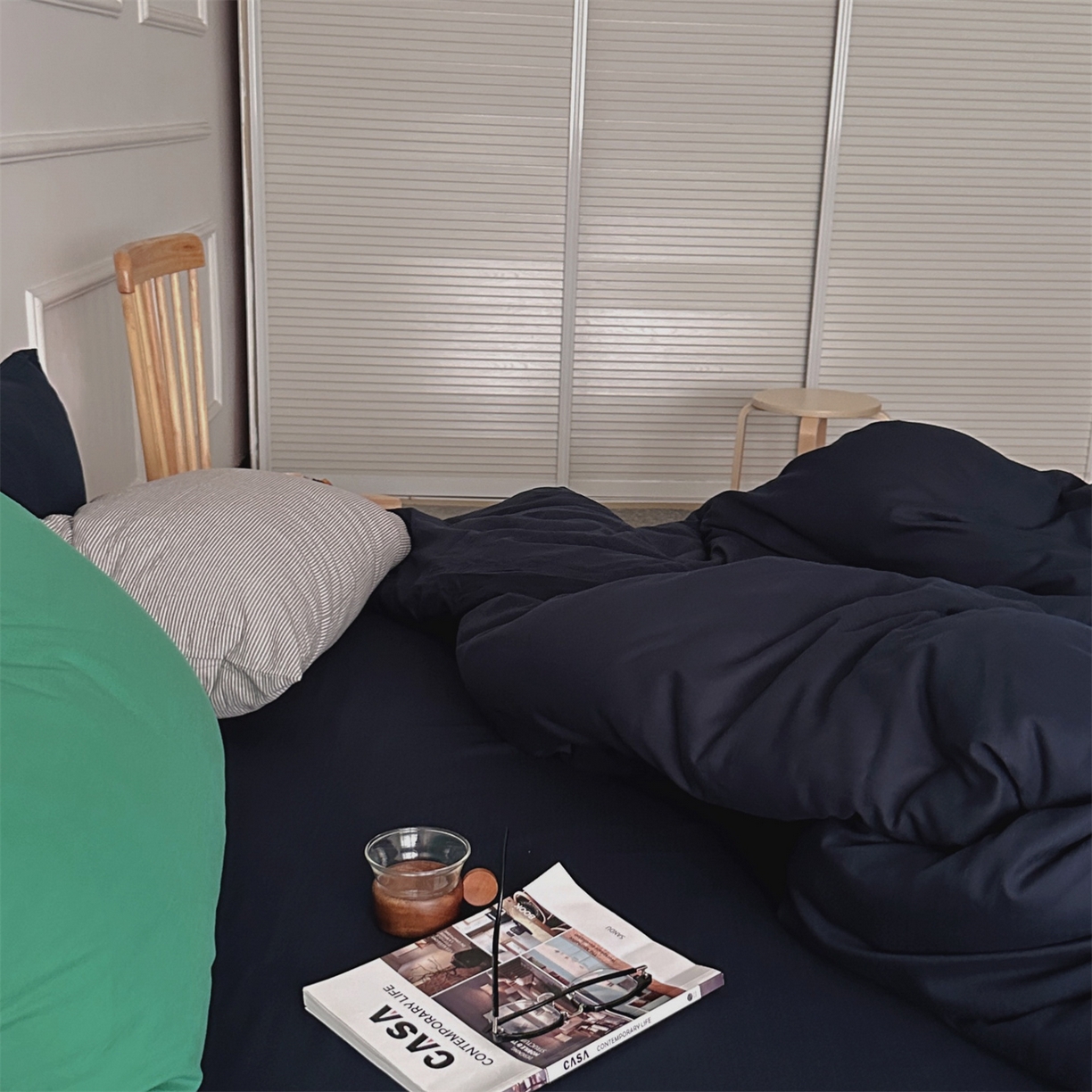 91家纺网 家纺一手货源 找家纺 柚可家居 2025新款40支水洗人字纹百分百全棉水洗人字纹四件套 少年与树（会员减5元） 少年与树（枕套藏蓝）