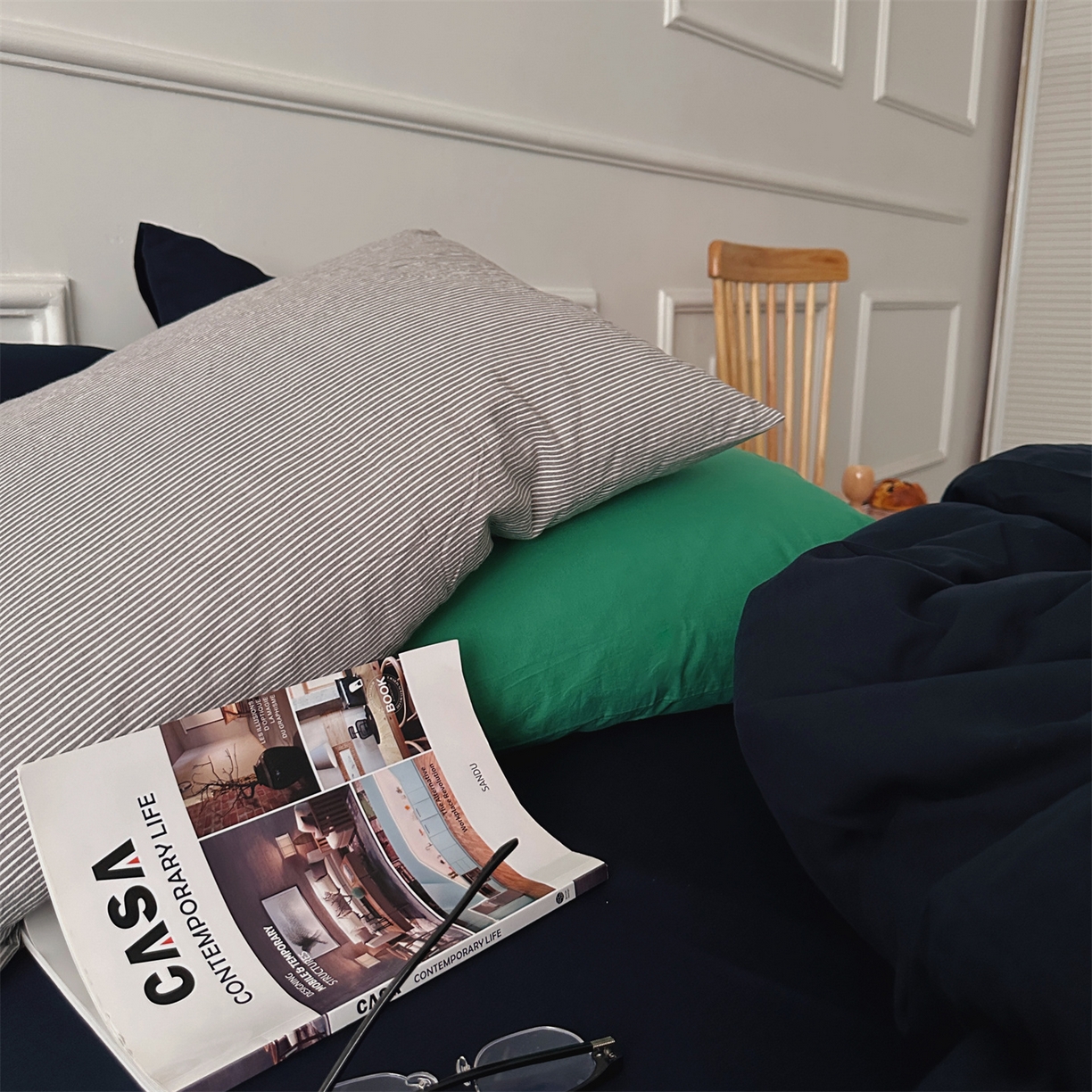 91家纺网 家纺一手货源 找家纺 柚可家居 2025新款40支水洗人字纹百分百全棉水洗人字纹四件套 少年与树（会员减5元） 少年与树（枕套藏蓝）