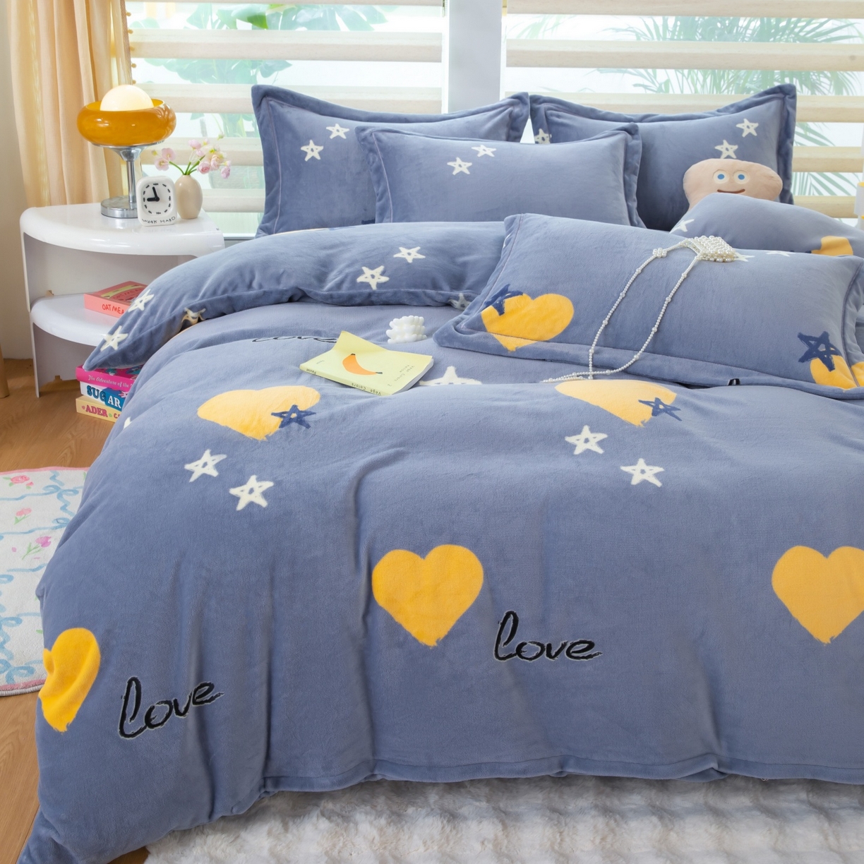 91家纺网 家纺一手货源 找家纺 卡迪亚家纺 2025新款金雕绒系列四件套 心情爱恋