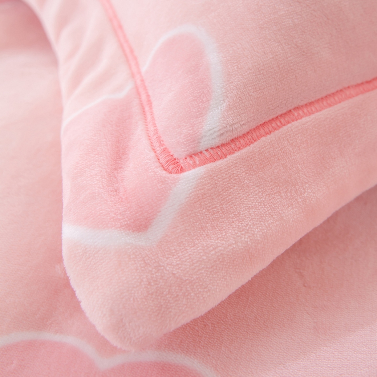 91家纺网 家纺一手货源 找家纺 卡迪亚家纺 2025新款金雕绒系列四件套 心心相恋