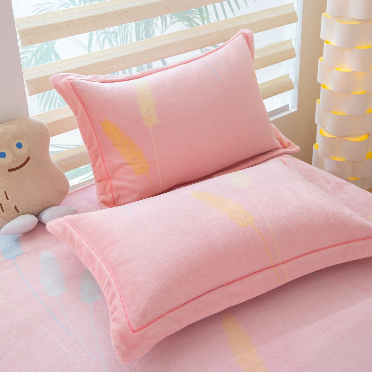 91家纺网 家纺一手货源 找家纺 卡迪亚家纺 2025新款金雕绒系列四件套 欣欣向荣