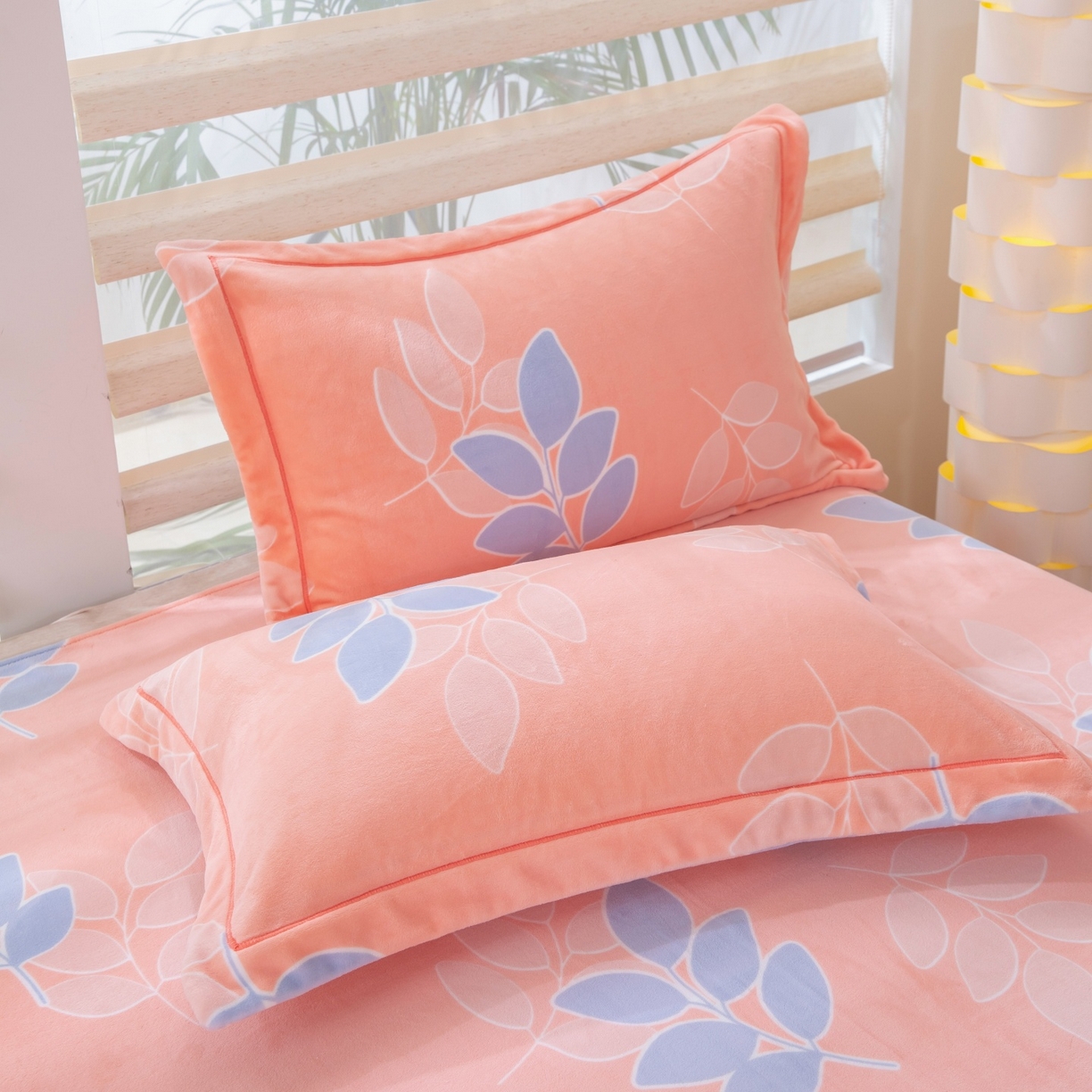 91家纺网 家纺一手货源 找家纺 卡迪亚家纺 2025新款金雕绒系列四件套 叶叶飘香