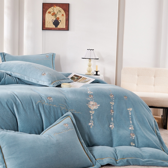 91家纺网 家纺一手货源 找家纺 （总）昊翔家纺 2025新款高克重全工艺牛奶绒宽边刺绣四件套卡希尔系列