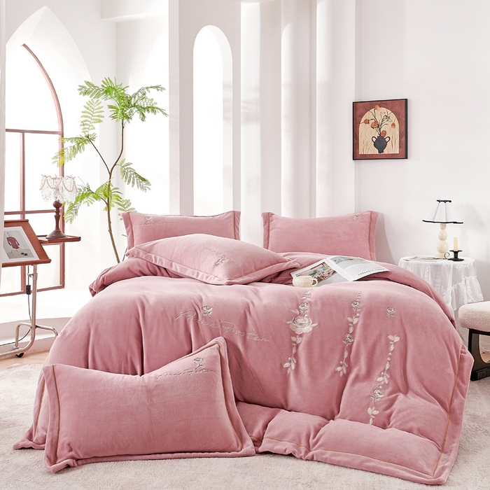 91家纺网 家纺一手货源 找家纺 昊翔家纺 2025新款高克重全工艺牛奶绒宽边刺绣四件套卡希尔系列 卡希尔-豆沙粉