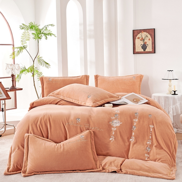 91家纺网 家纺一手货源 找家纺 （总）昊翔家纺 2025新款高克重全工艺牛奶绒宽边刺绣四件套卡希尔系列