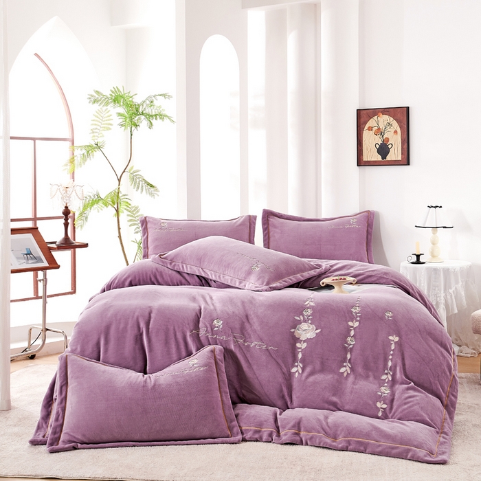 91家纺网 家纺一手货源 找家纺 （总）昊翔家纺 2025新款高克重全工艺牛奶绒宽边刺绣四件套卡希尔系列