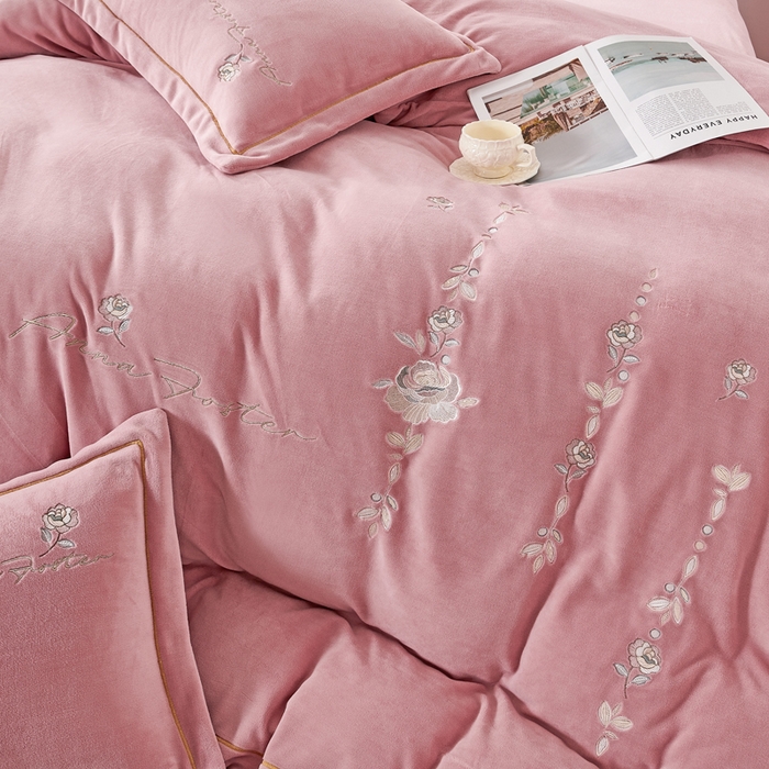 91家纺网 家纺一手货源 找家纺 昊翔家纺 2025新款高克重全工艺牛奶绒宽边刺绣四件套卡希尔系列 卡希尔-豆沙粉