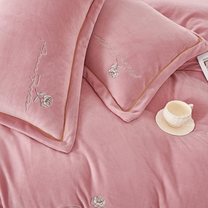 91家纺网 家纺一手货源 找家纺 昊翔家纺 2025新款高克重全工艺牛奶绒宽边刺绣四件套卡希尔系列 卡希尔-豆沙粉