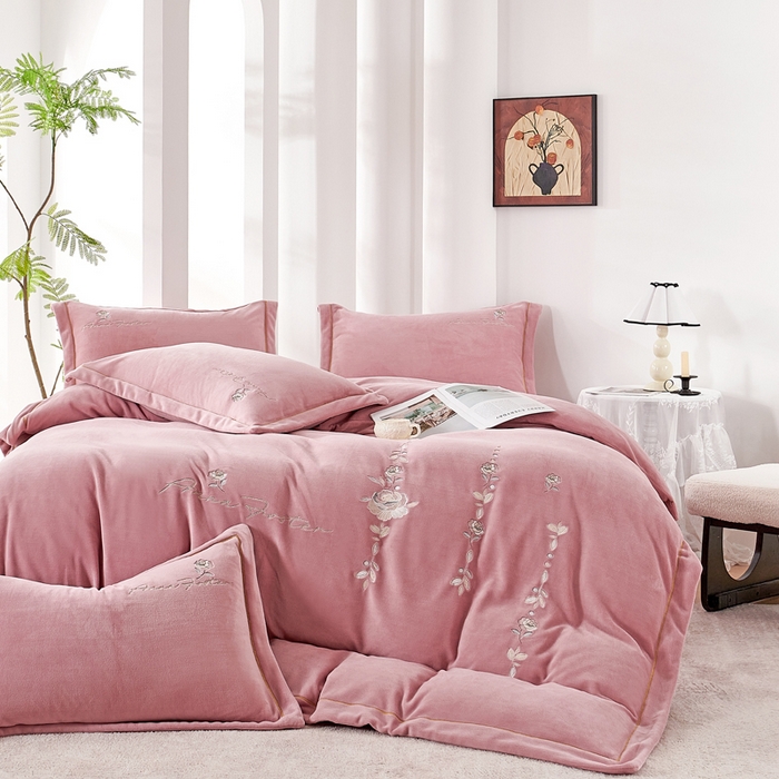 91家纺网 家纺一手货源 找家纺 昊翔家纺 2025新款高克重全工艺牛奶绒宽边刺绣四件套卡希尔系列 卡希尔-豆沙粉