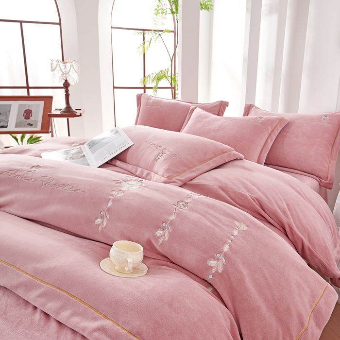 91家纺网 家纺一手货源 找家纺 昊翔家纺 2025新款高克重全工艺牛奶绒宽边刺绣四件套卡希尔系列 卡希尔-豆沙粉