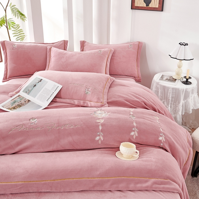 91家纺网 家纺一手货源 找家纺 昊翔家纺 2025新款高克重全工艺牛奶绒宽边刺绣四件套卡希尔系列 卡希尔-豆沙粉