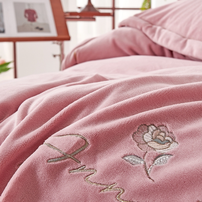 91家纺网 家纺一手货源 找家纺 昊翔家纺 2025新款高克重全工艺牛奶绒宽边刺绣四件套卡希尔系列 卡希尔-豆沙粉