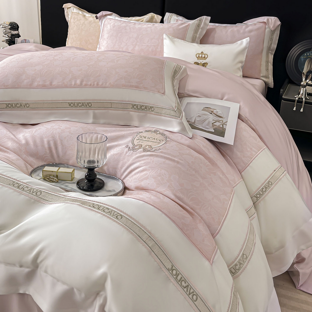 91家纺网 家纺一手货源 找家纺 直播爆款A类数码印花长绒棉四件套纯棉全棉拼接被套重工刺绣被套工艺款床上用品 梦莉娅-香颂粉