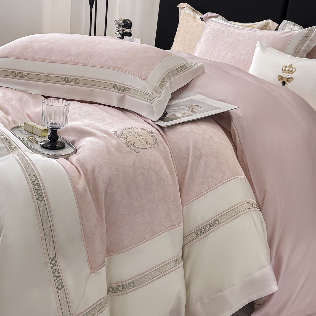 91家纺网 家纺一手货源 找家纺 直播爆款A类数码印花长绒棉四件套纯棉全棉拼接被套重工刺绣被套工艺款床上用品 梦莉娅-香颂粉