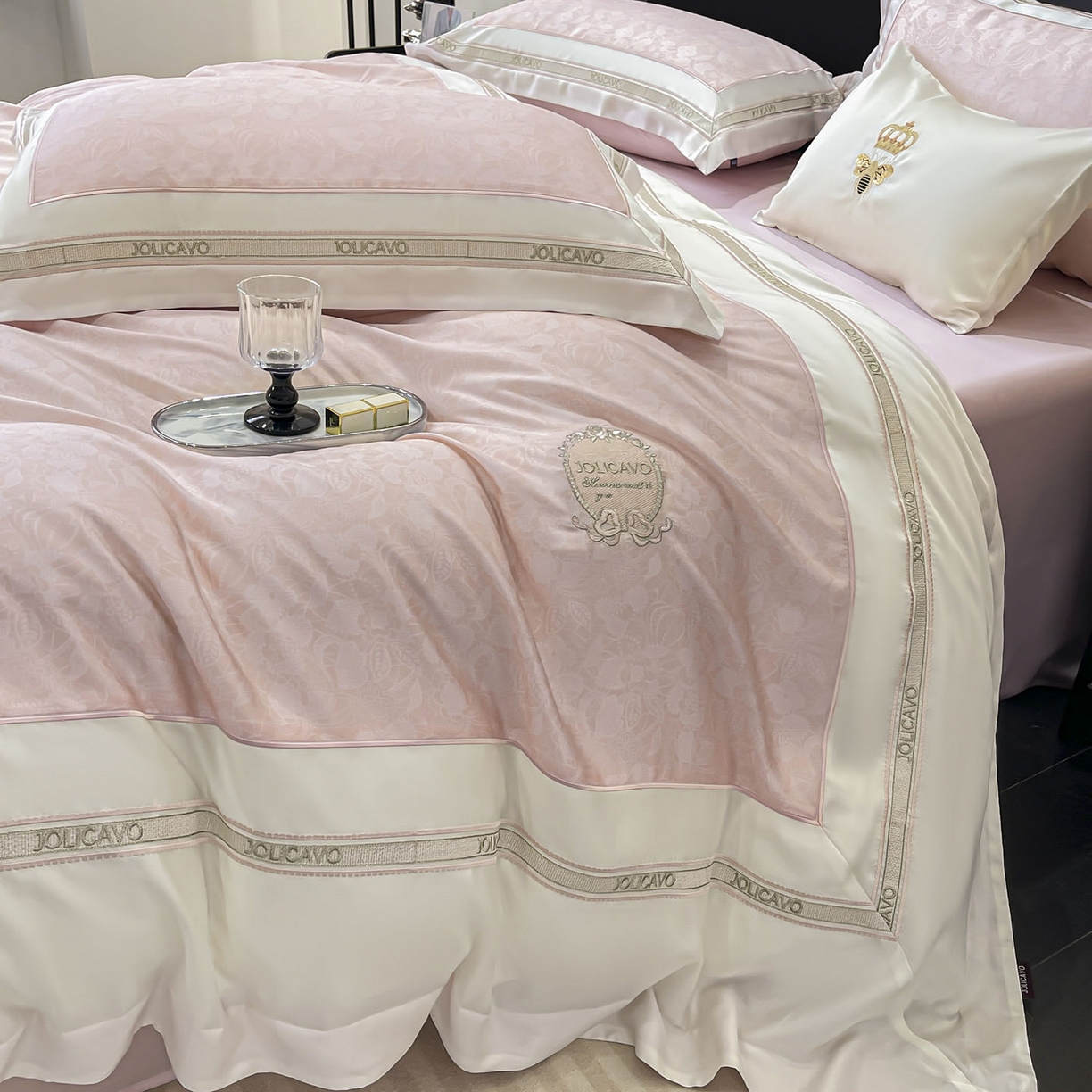 91家纺网 家纺一手货源 找家纺 直播爆款A类数码印花长绒棉四件套纯棉全棉拼接被套重工刺绣被套工艺款床上用品 梦莉娅-香颂粉