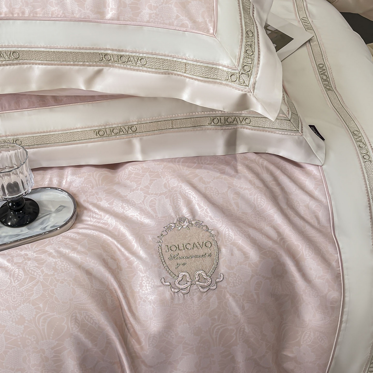 91家纺网 家纺一手货源 找家纺 直播爆款A类数码印花长绒棉四件套纯棉全棉拼接被套重工刺绣被套工艺款床上用品 梦莉娅-香颂粉