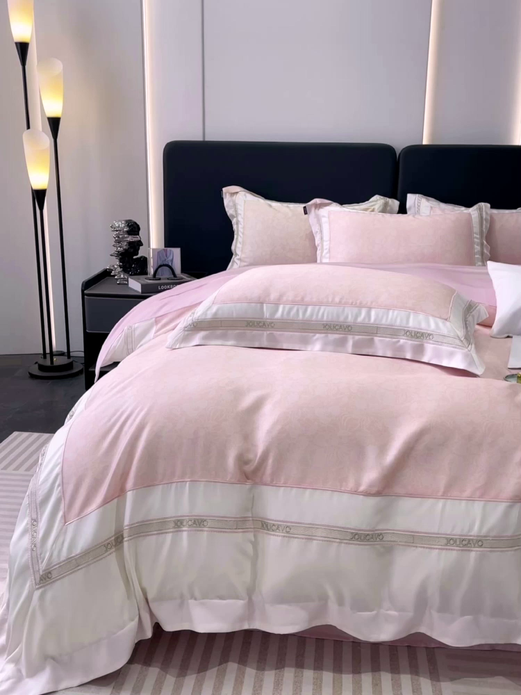 91家纺网 家纺一手货源 找家纺 直播爆款A类数码印花长绒棉四件套纯棉全棉拼接被套重工刺绣被套工艺款床上用品 梦莉娅-香颂粉