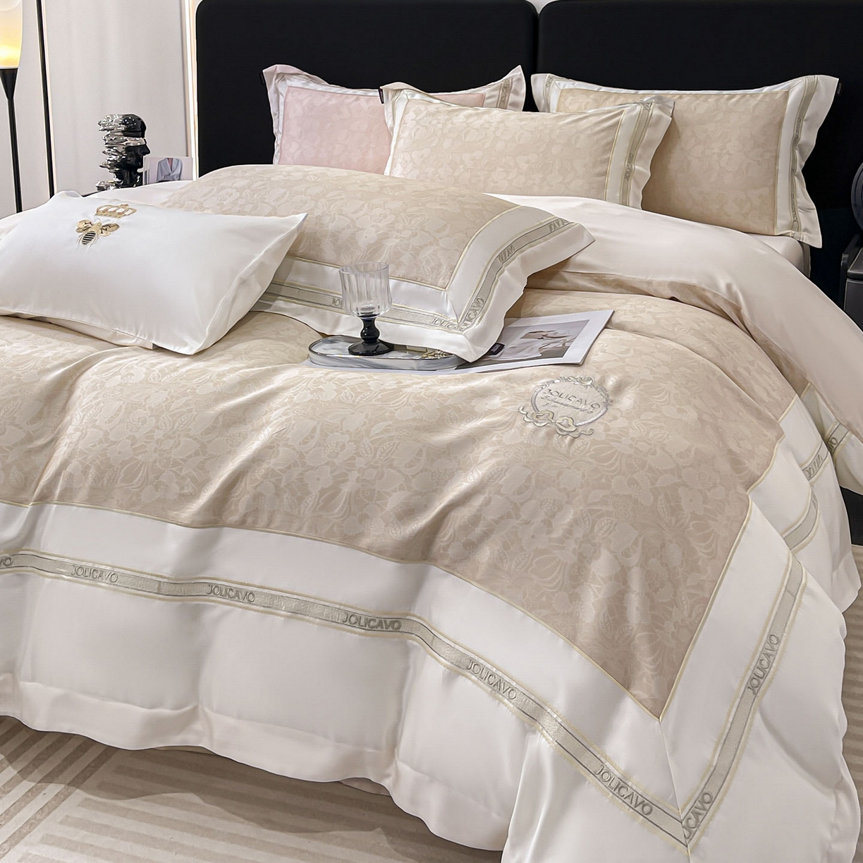 91家纺网 家纺一手货源 找家纺 直播爆款A类数码印花长绒棉四件套纯棉全棉拼接被套重工刺绣被套工艺款床上用品 梦莉娅-香颂黄