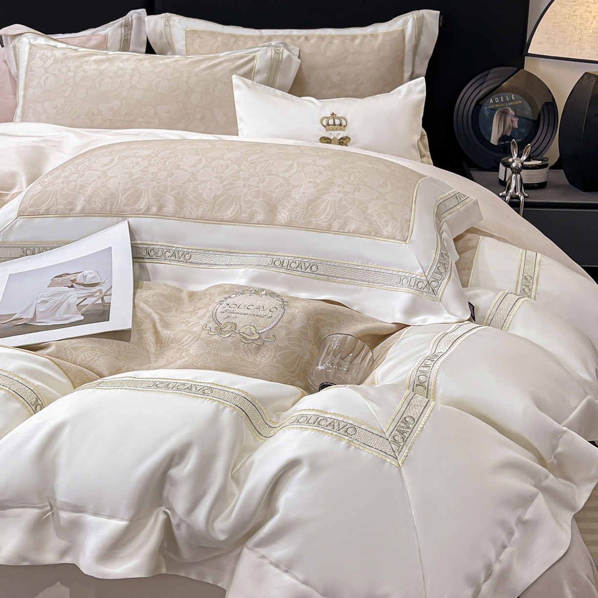 91家纺网 家纺一手货源 找家纺 直播爆款A类数码印花长绒棉四件套纯棉全棉拼接被套重工刺绣被套工艺款床上用品 梦莉娅-香颂黄