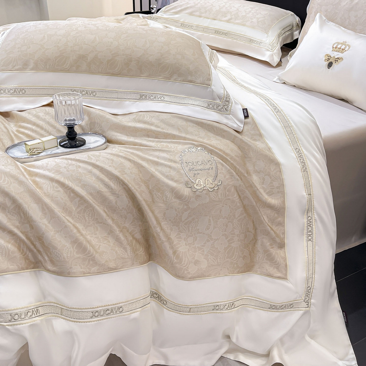 91家纺网 家纺一手货源 找家纺 直播爆款A类数码印花长绒棉四件套纯棉全棉拼接被套重工刺绣被套工艺款床上用品 梦莉娅-香颂黄