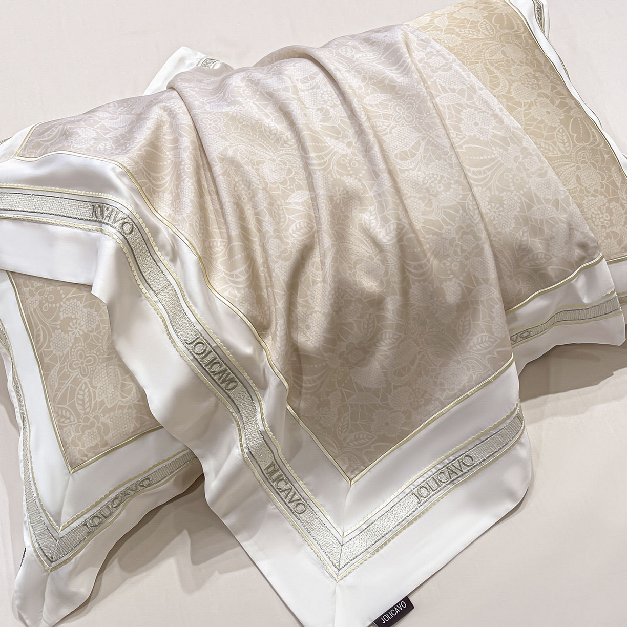 91家纺网 家纺一手货源 找家纺 直播爆款A类数码印花长绒棉四件套纯棉全棉拼接被套重工刺绣被套工艺款床上用品 梦莉娅-香颂黄