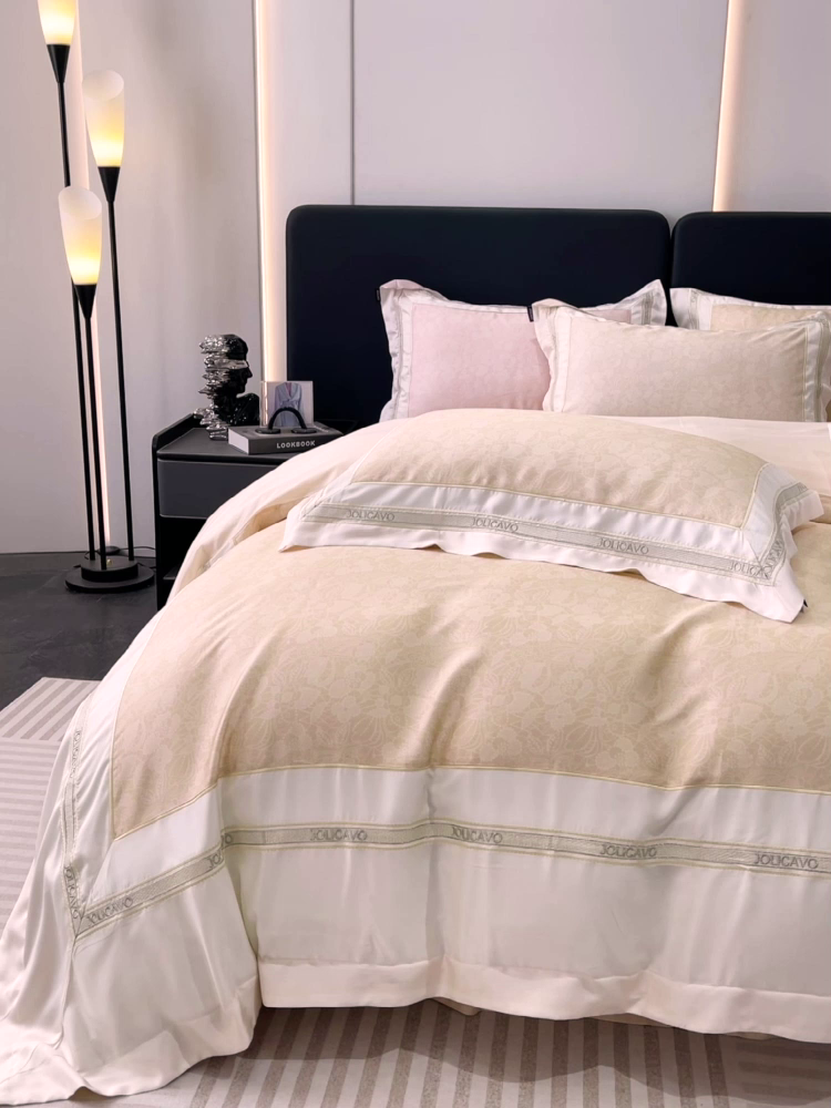 91家纺网 家纺一手货源 找家纺 直播爆款A类数码印花长绒棉四件套纯棉全棉拼接被套重工刺绣被套工艺款床上用品 梦莉娅-香颂黄