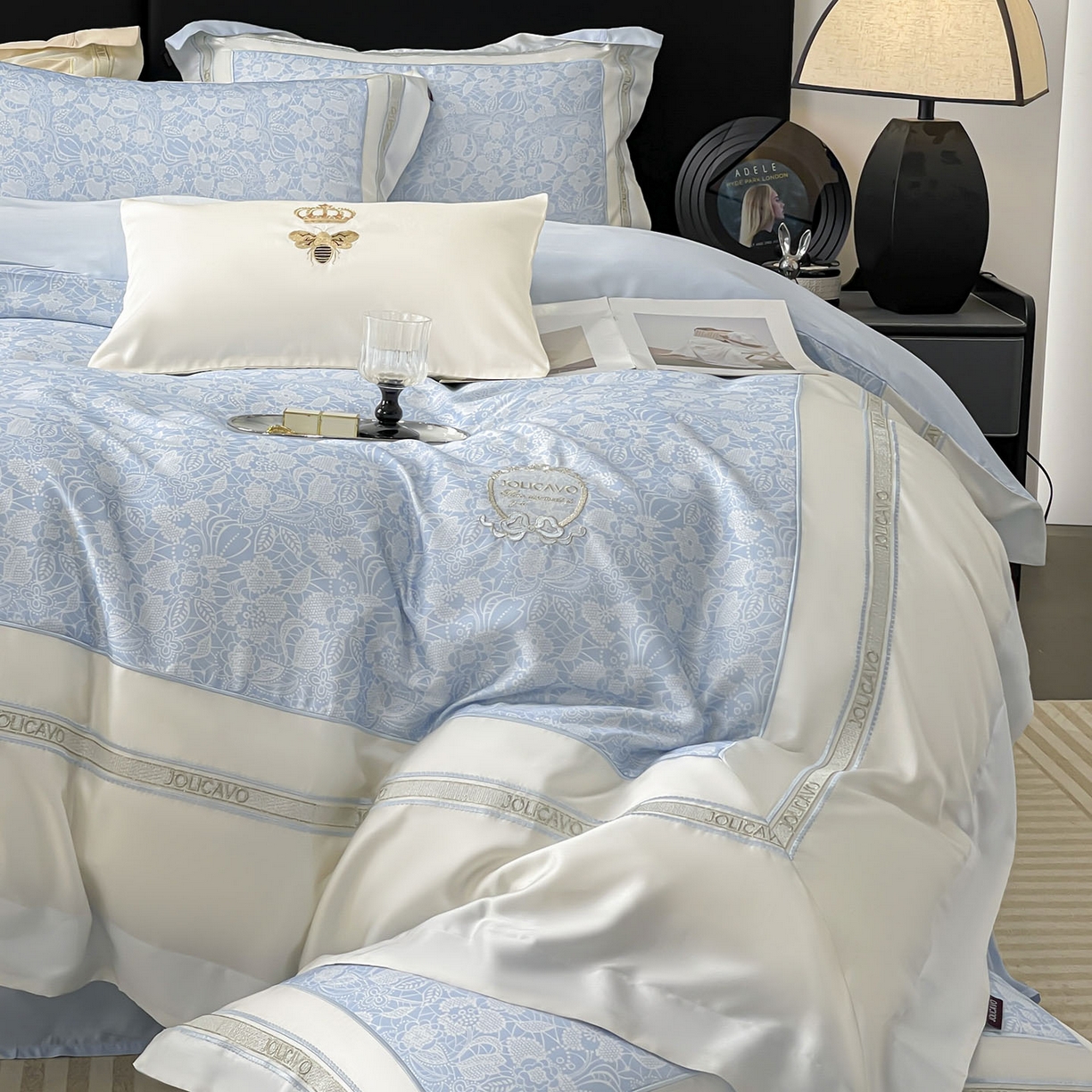 91家纺网 家纺一手货源 找家纺 直播爆款A类数码印花长绒棉四件套纯棉全棉拼接被套重工刺绣被套工艺款床上用品 梦莉娅-香颂蓝