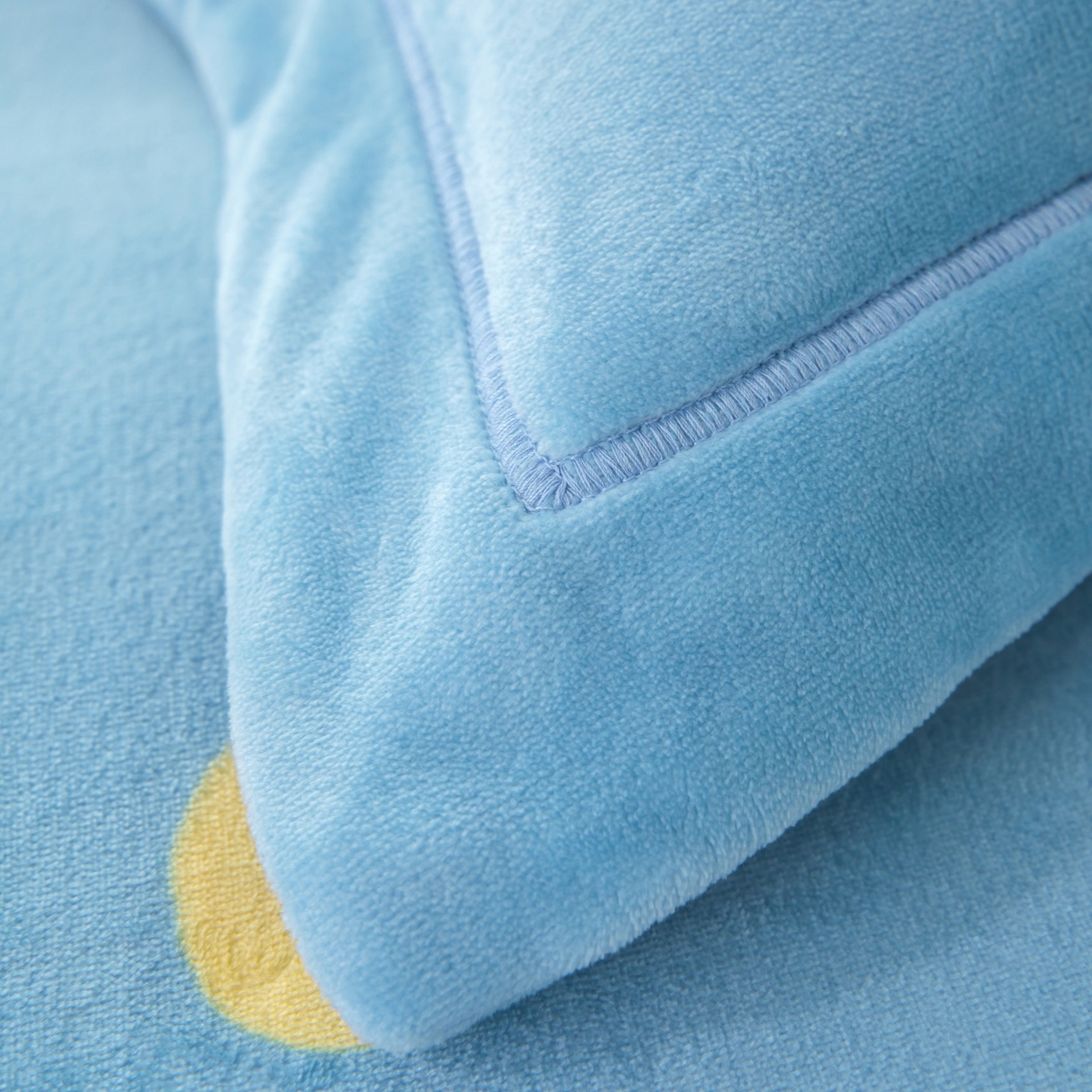 91家纺网 家纺一手货源 找家纺 卡迪亚家纺 2025新款金雕绒系列四件套 月亮弯弯