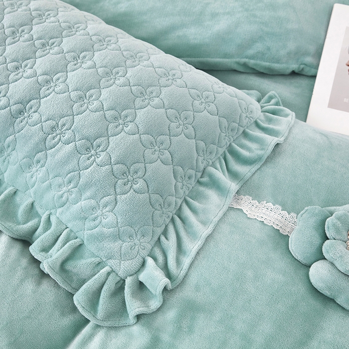 91家纺网 家纺一手货源 找家纺 卡迪亚家纺 2025新款牛奶绒床盖款荷叶边四件套-花颜 花颜-春湖绿