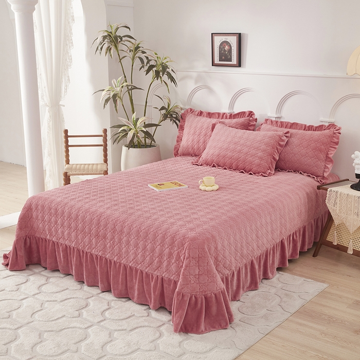 91家纺网 家纺一手货源 找家纺 卡迪亚家纺 2025新款牛奶绒床盖款荷叶边四件套-花颜 花颜-豆沙红