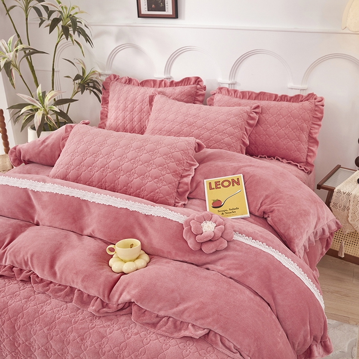91家纺网 家纺一手货源 找家纺 卡迪亚家纺 2025新款牛奶绒床盖款荷叶边四件套-花颜 花颜-豆沙红