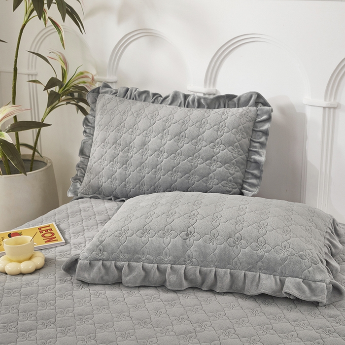 91家纺网 家纺一手货源 找家纺 卡迪亚家纺 2025新款牛奶绒床盖款荷叶边四件套-花颜 花颜-高级灰