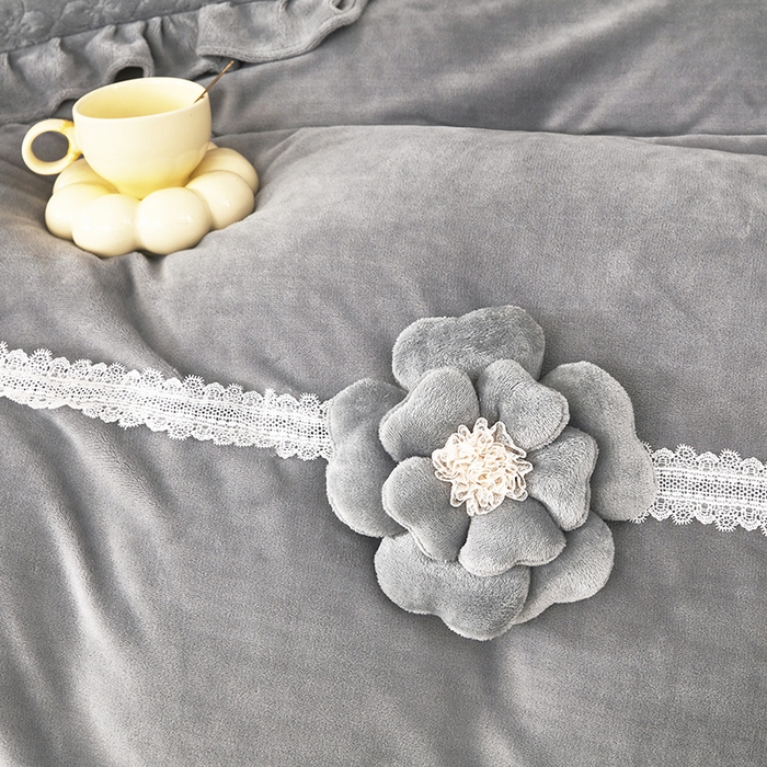 91家纺网 家纺一手货源 找家纺 卡迪亚家纺 2025新款牛奶绒床盖款荷叶边四件套-花颜 花颜-高级灰