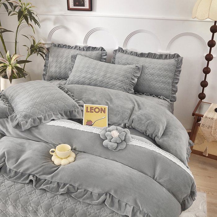 91家纺网 家纺一手货源 找家纺 卡迪亚家纺 2025新款牛奶绒床盖款荷叶边四件套-花颜 花颜-高级灰