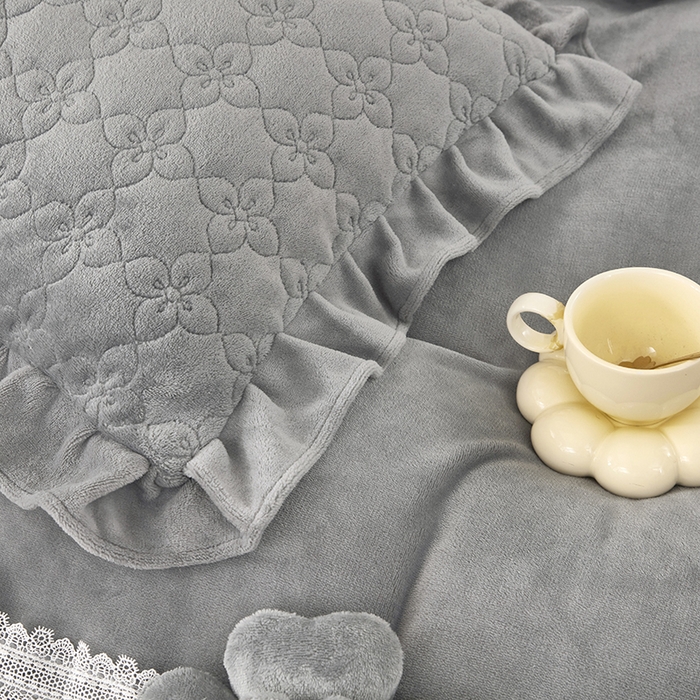 91家纺网 家纺一手货源 找家纺 卡迪亚家纺 2025新款牛奶绒床盖款荷叶边四件套-花颜 花颜-高级灰