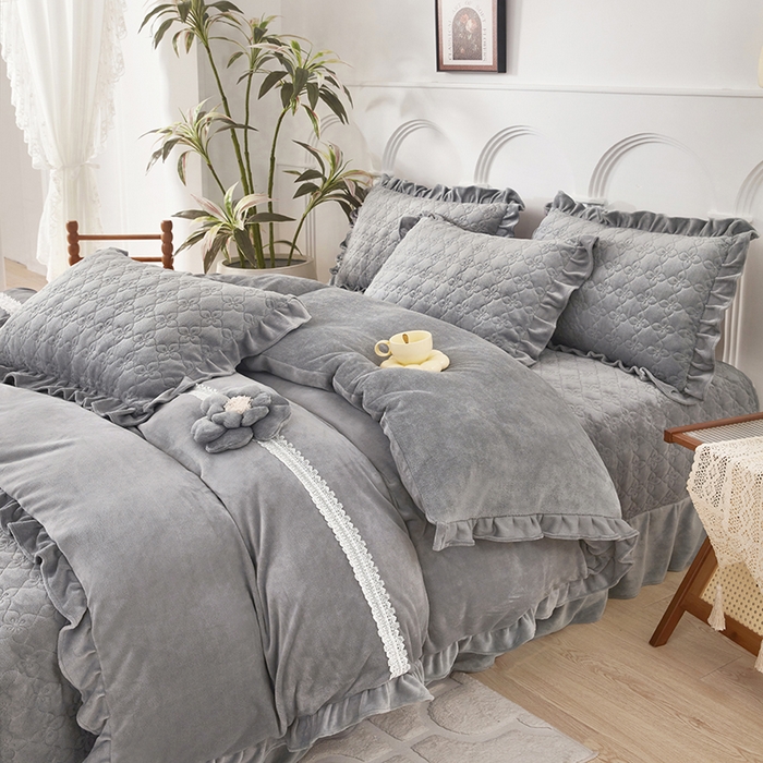 91家纺网 家纺一手货源 找家纺 卡迪亚家纺 2025新款牛奶绒床盖款荷叶边四件套-花颜 花颜-高级灰