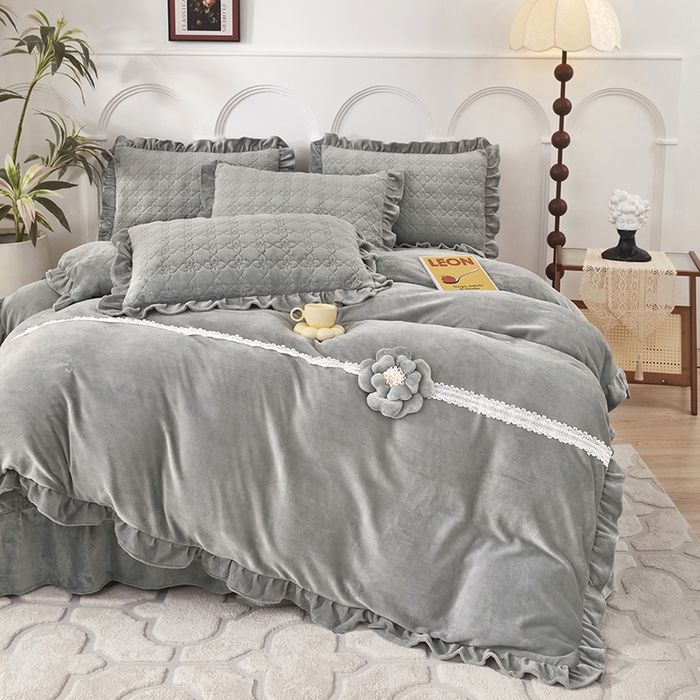 91家纺网 家纺一手货源 找家纺 卡迪亚家纺 2025新款牛奶绒床盖款荷叶边四件套-花颜 花颜-高级灰