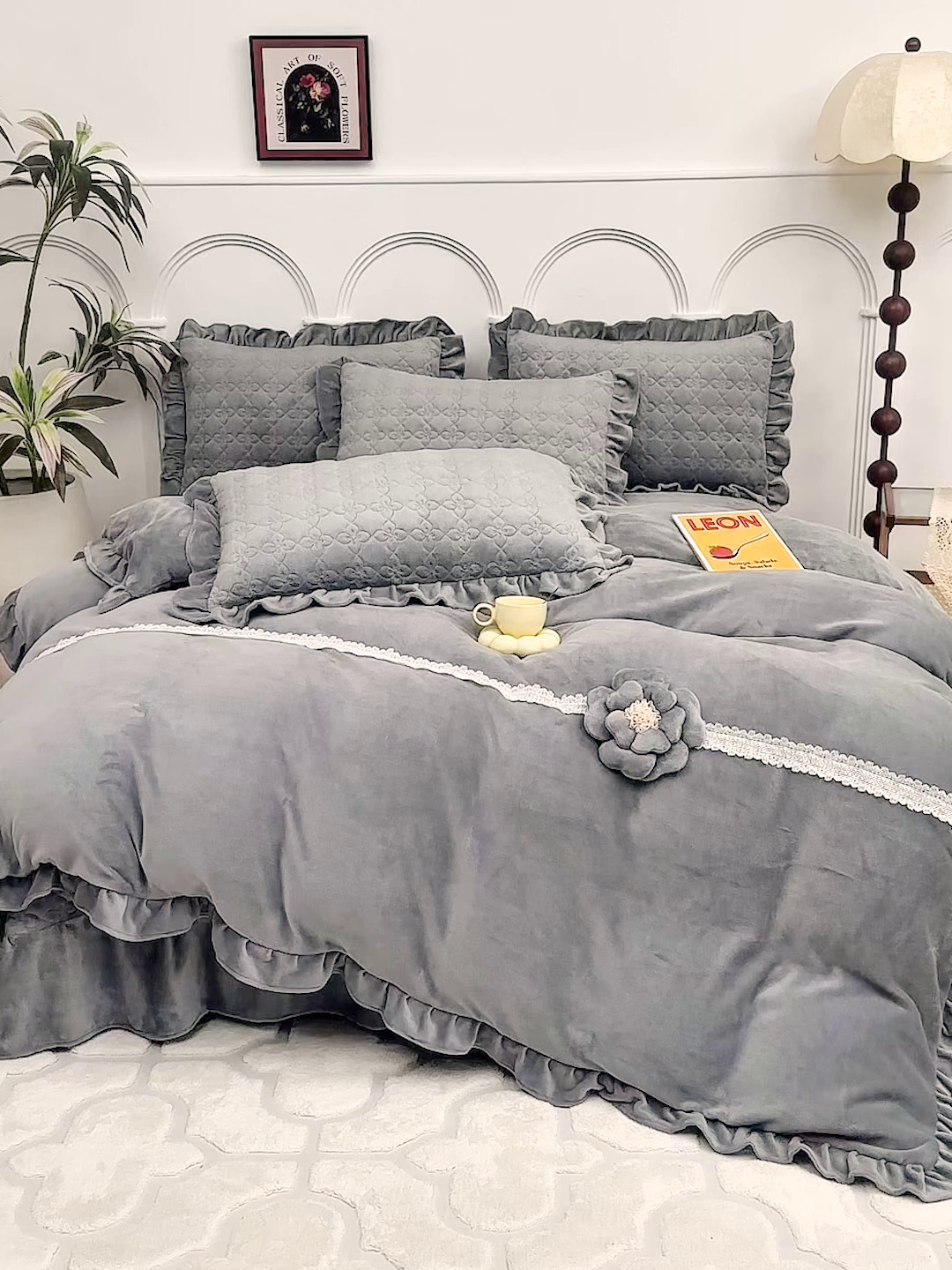 91家纺网 家纺一手货源 找家纺 卡迪亚家纺 2025新款牛奶绒床盖款荷叶边四件套-花颜 花颜-高级灰
