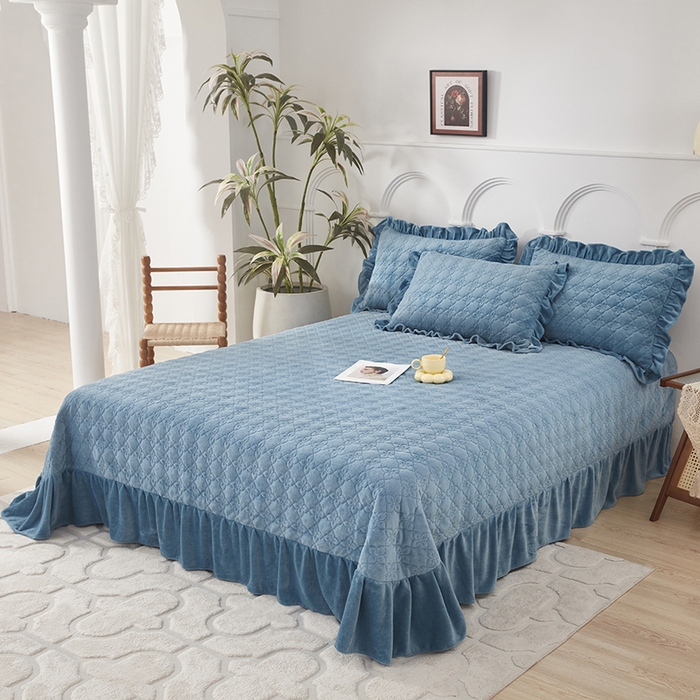 91家纺网 家纺一手货源 找家纺 卡迪亚家纺 2025新款牛奶绒床盖款荷叶边四件套-花颜 花颜-活力蓝