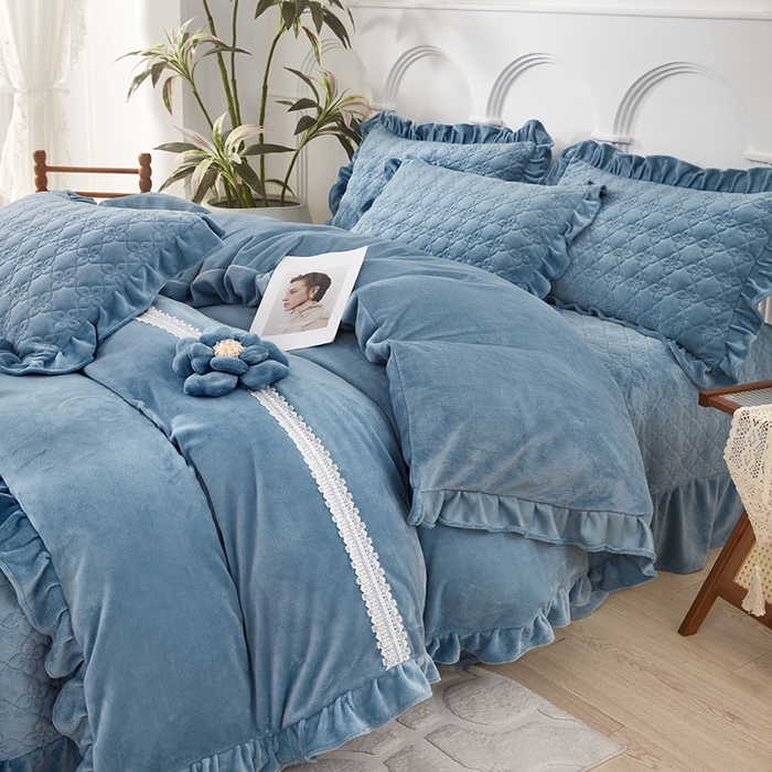 91家纺网 家纺一手货源 找家纺 卡迪亚家纺 2025新款牛奶绒床盖款荷叶边四件套-花颜 花颜-活力蓝