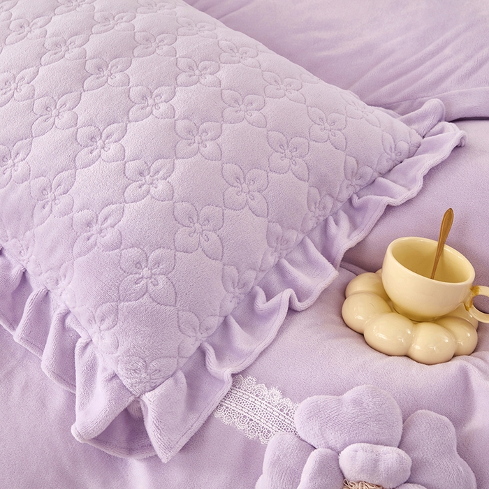 91家纺网 家纺一手货源 找家纺 卡迪亚家纺 2025新款牛奶绒床盖款荷叶边四件套-花颜 花颜-魅力紫