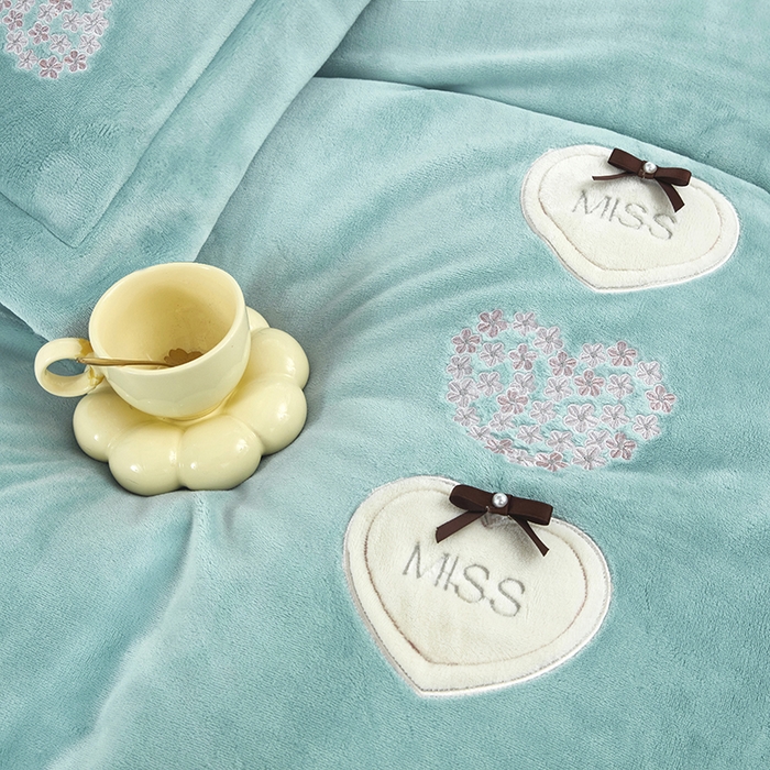 91家纺网 家纺一手货源 找家纺 （总）卡迪亚家纺 2025新款牛奶绒大版贴布绣四件套-简爱