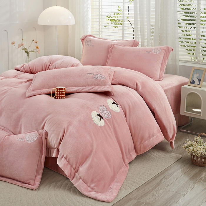 91家纺网 家纺一手货源 找家纺 （总）卡迪亚家纺 2025新款牛奶绒大版贴布绣四件套-简爱