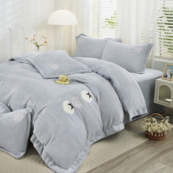 91家纺网 家纺一手货源 找家纺 （总）卡迪亚家纺 2025新款牛奶绒大版贴布绣四件套-简爱