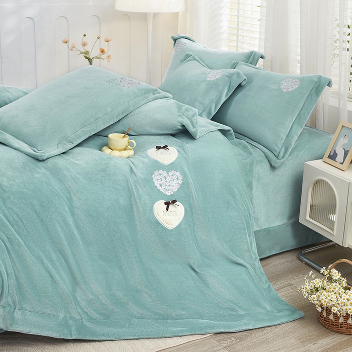 91家纺网 家纺一手货源 找家纺 卡迪亚家纺 2025新款牛奶绒大版贴布绣四件套-简爱 简爱-春湖绿