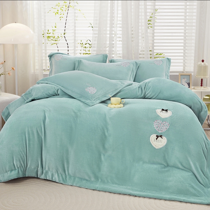 91家纺网 家纺一手货源 找家纺 卡迪亚家纺 2025新款牛奶绒大版贴布绣四件套-简爱 简爱-春湖绿