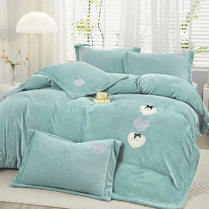 91家纺网 家纺一手货源 找家纺 卡迪亚家纺 2025新款牛奶绒大版贴布绣四件套-简爱 简爱-春湖绿