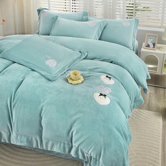 91家纺网 家纺一手货源 找家纺 卡迪亚家纺 2025新款牛奶绒大版贴布绣四件套-简爱 简爱-春湖绿