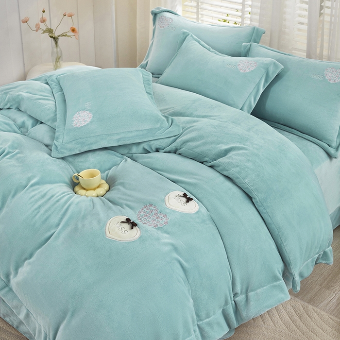 91家纺网 家纺一手货源 找家纺 卡迪亚家纺 2025新款牛奶绒大版贴布绣四件套-简爱 简爱-春湖绿