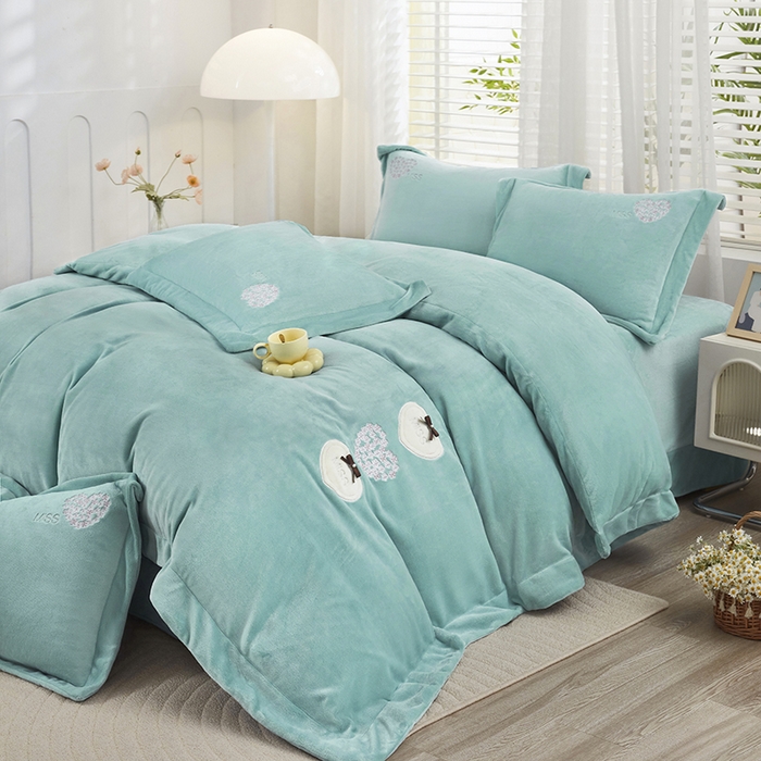 91家纺网 家纺一手货源 找家纺 卡迪亚家纺 2025新款牛奶绒大版贴布绣四件套-简爱 简爱-春湖绿